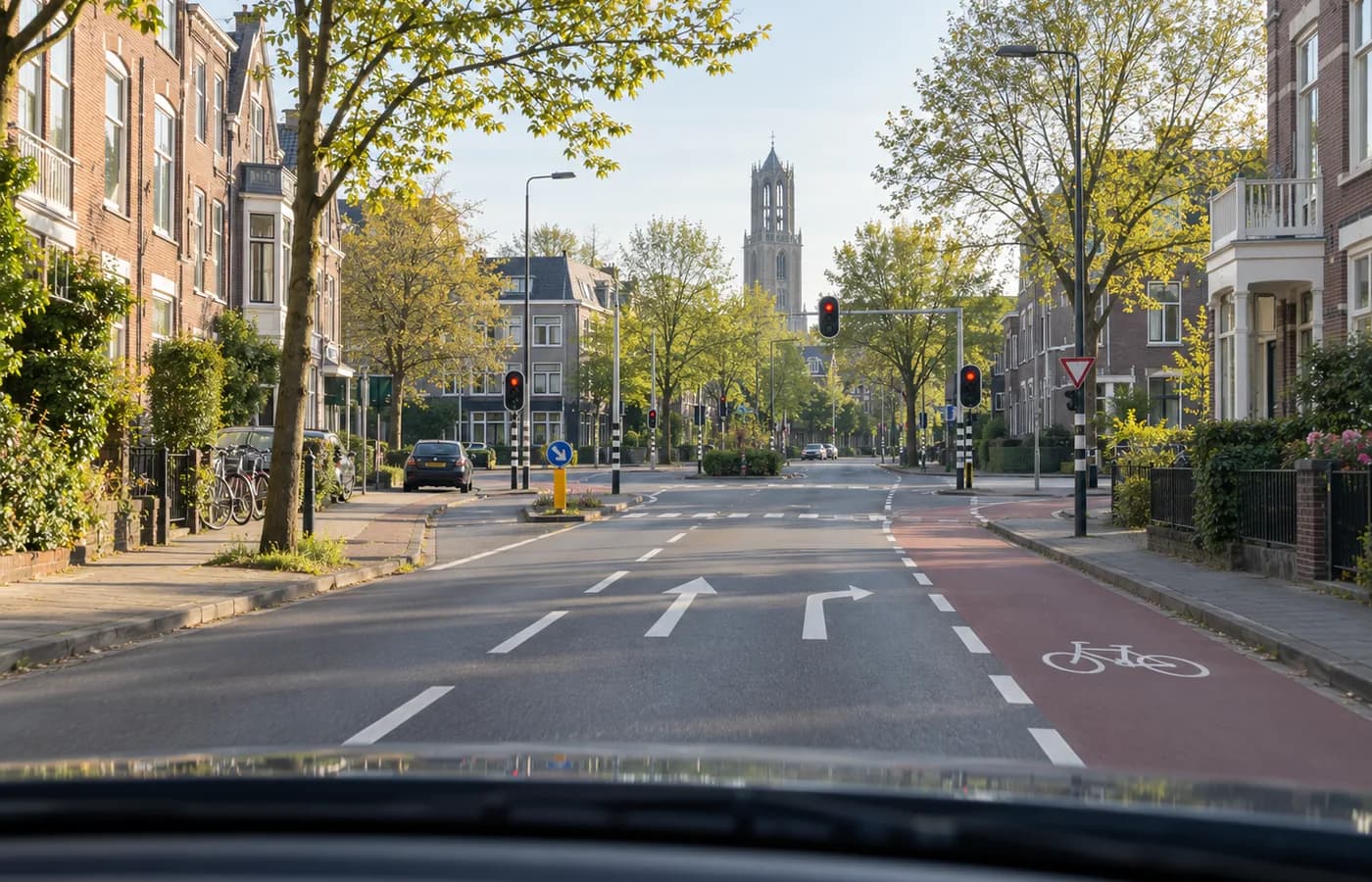 Rustige Utrechtse straat met fietspad en kruispunt